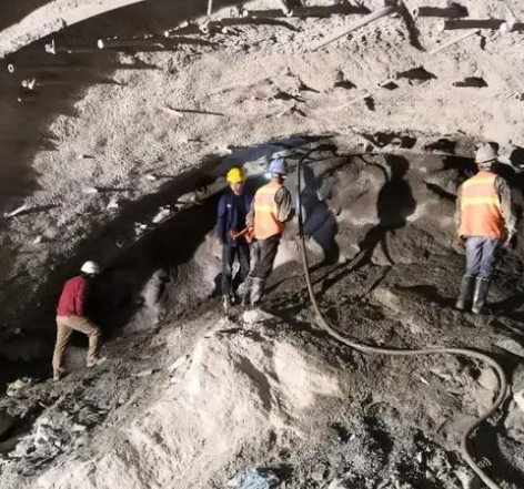 大安隧道拱顶带模注浆料，微膨胀注浆料的特点及施工工艺